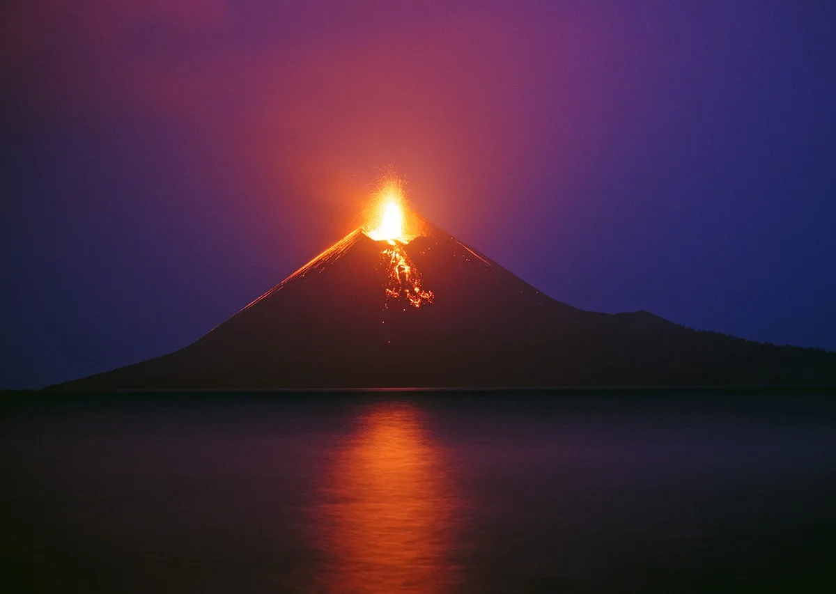 Erupção do Anak Krakatau afeta voos, escolas e pesca na Indonésia