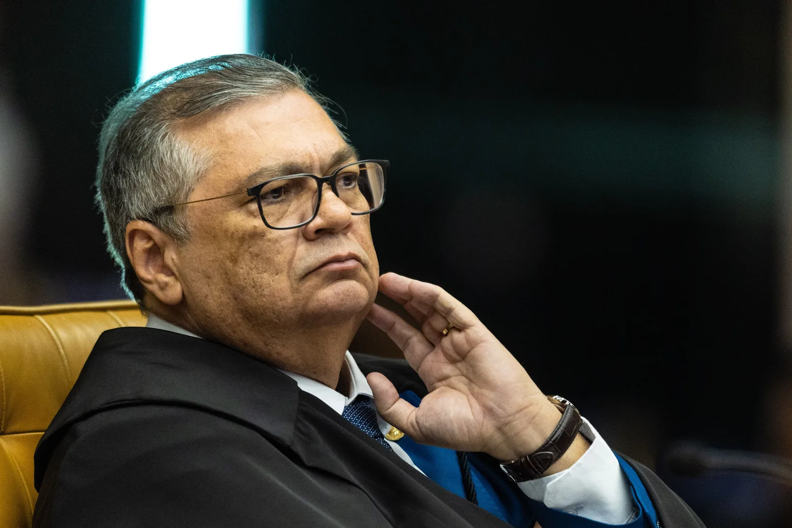 Dino questiona encerramento de inquéritos longos no STF