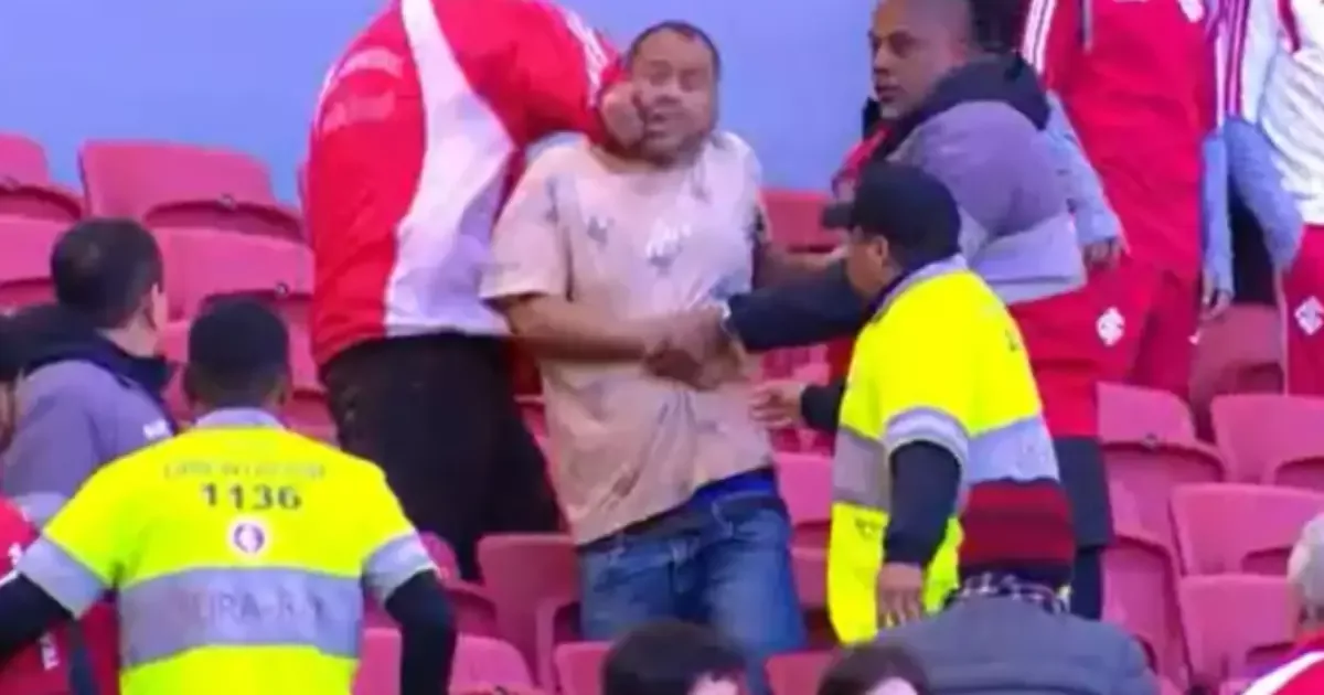 Torcedor do Santos é cercado e agredido em meio à torcida do Inter