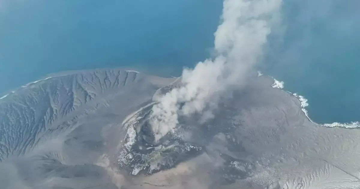 Erupção do Anak Krakatau fecha seis aeroportos e afeta 467 voos na Indonésia