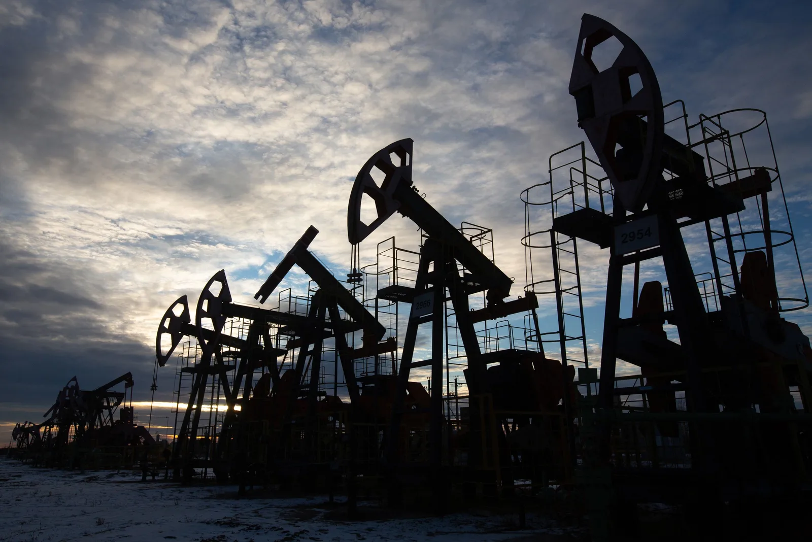 Opep+ conserva metas de petróleo enquanto conflito limita exportações