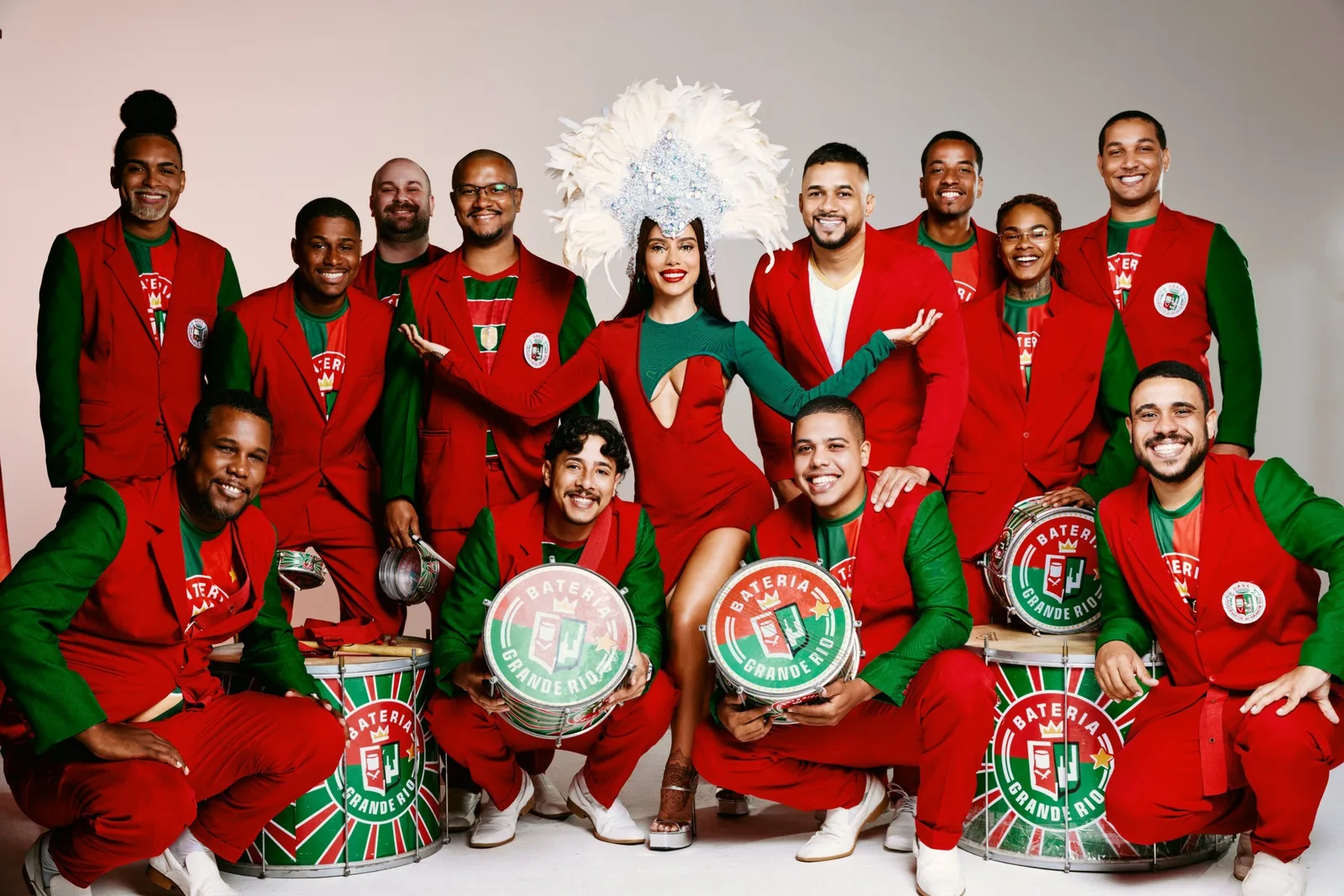 Anitta estreia como rainha da Grande Rio com apoio de Paolla Oliveira