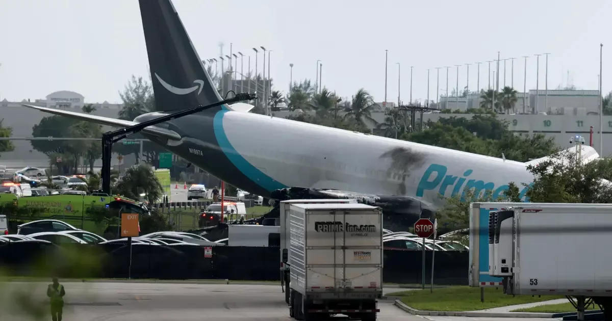 Acidente com cargueiro da Amazon em Miami deixa cinco mortos